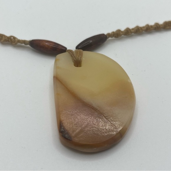 Handmade macrame necklace with an Agate stone pendant and olive wood beads. - Picture 4 of 5